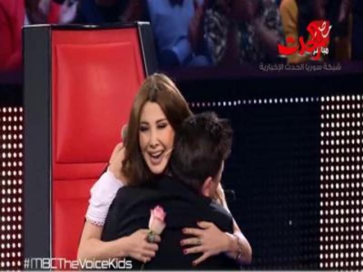 بالصور زين عبيد يفاجئ نانسي بوردة ويقبل إيميه صياح مقدمة The Voice Kids