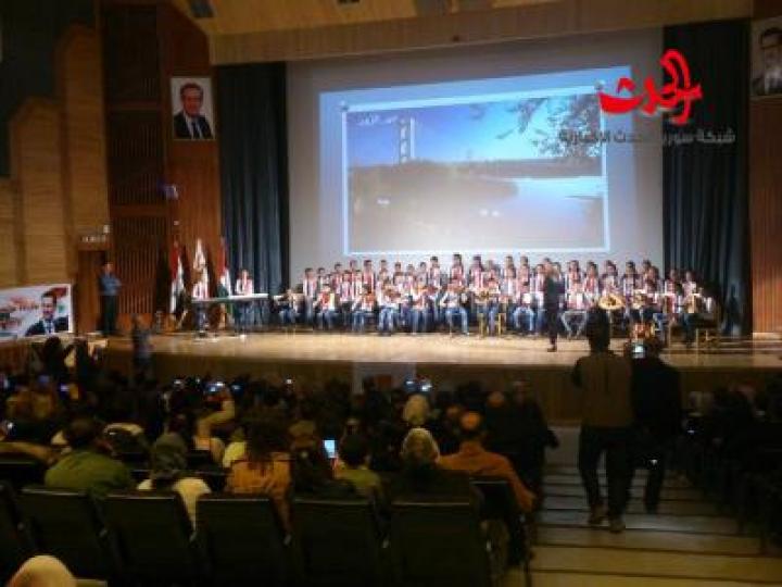 أطفال حمص تغني الفرح على مسرح دار الثقافة في حمص