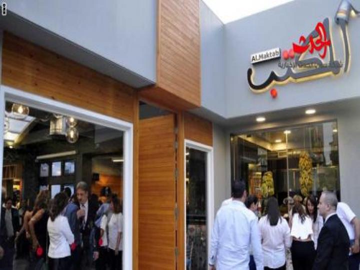 المكتب مقهى دمشقي جديد وفريد يتكيف مع إيقاع الحرب