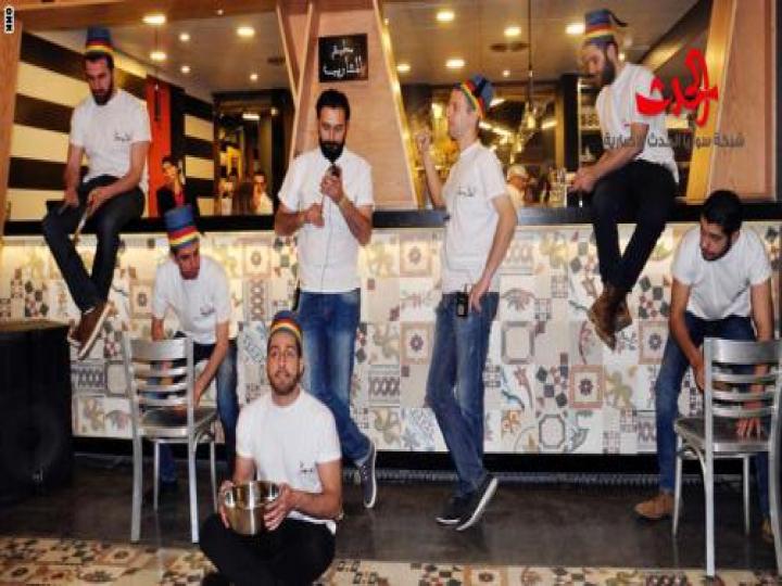 المكتب مقهى دمشقي جديد وفريد يتكيف مع إيقاع الحرب