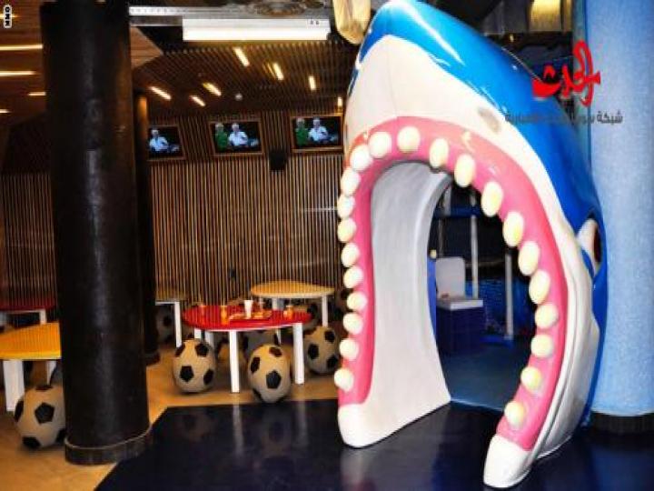 المكتب مقهى دمشقي جديد وفريد يتكيف مع إيقاع الحرب