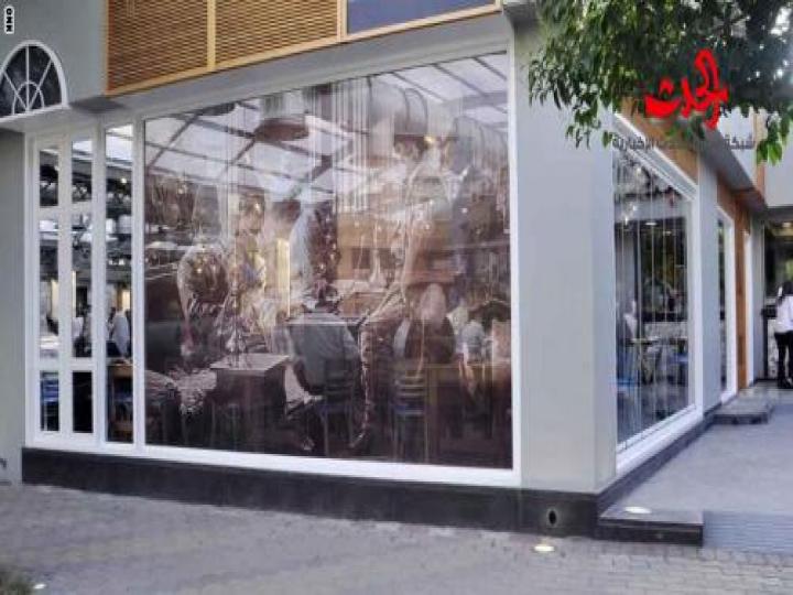 المكتب مقهى دمشقي جديد وفريد يتكيف مع إيقاع الحرب