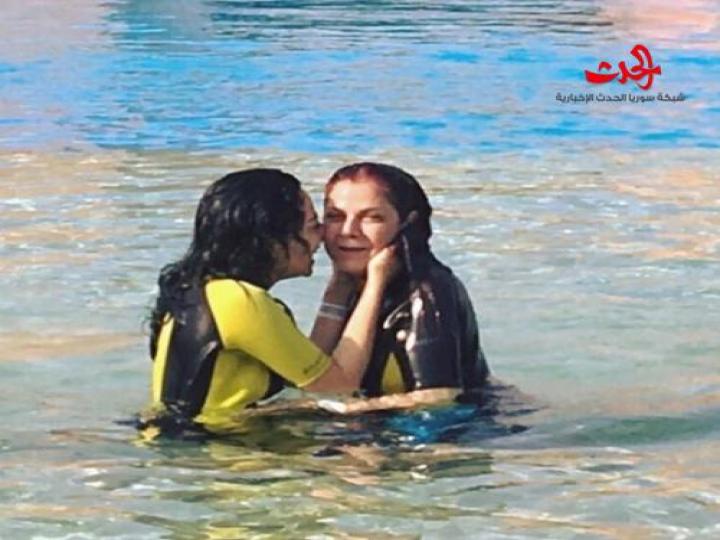 بالصور صباح الجزائري أم عصام وابنتها في حمام السباحة