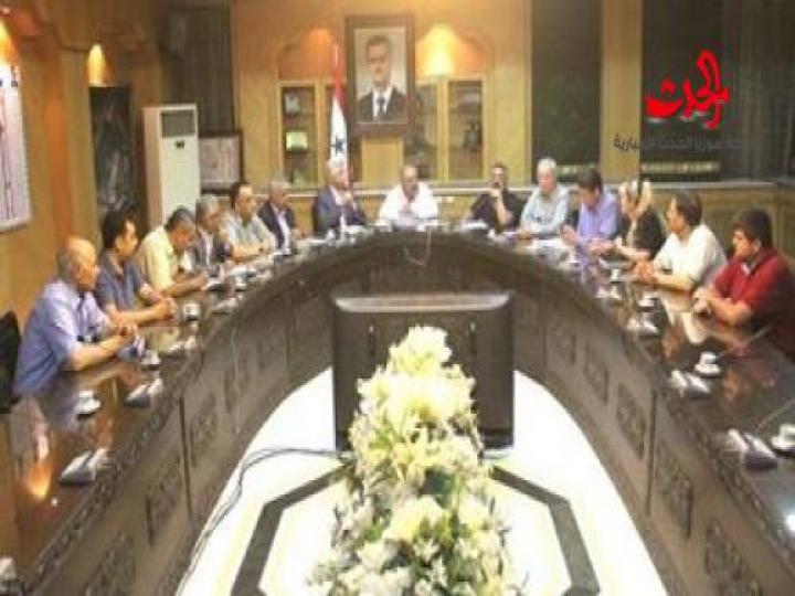 محافظ حلب يبحث الواقع التمويني 