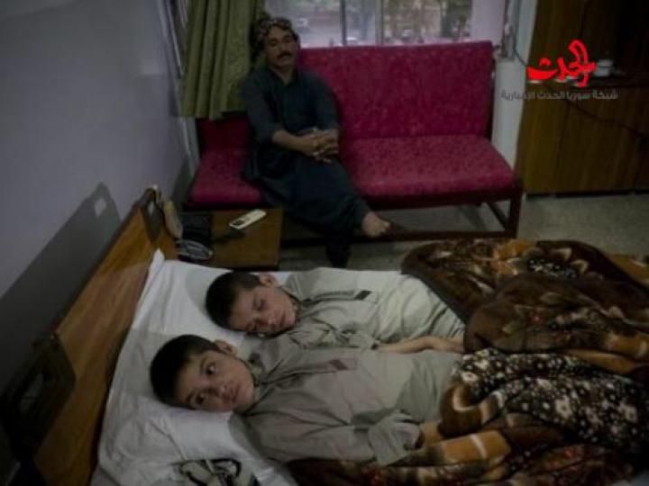 طفلان مقعدان ليلا وصحيحان نهارا!