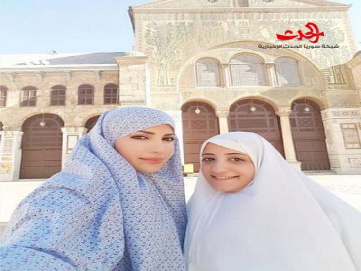 بالصورة ...نسرين طافش ترتدي الحجاب وتزور المسجد الأموي بدمشق
