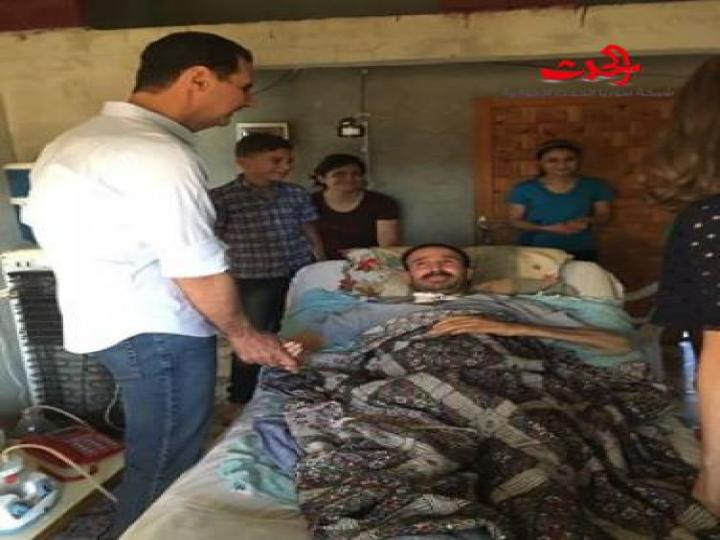 بالصور ...الرئيس الأسد يزور وعائلته عدداً من جرحى الجيش في قراهم بريف حمص