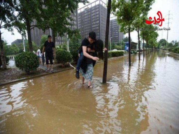 صور ...فتاة تحمل خطيبها على ظهرها وسط الشارع والسبب!