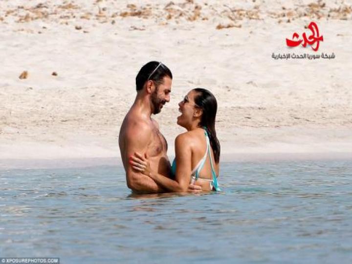 بالصور.. نجمة مشهورة تقضي عطلتها على شاطئ للعراة!