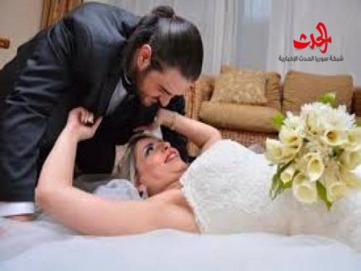 بالصور فنانة شهيرة تنشر صور ليلة دخلتها دخلتها قبلات واحضان مثيرة