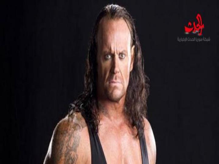 المصارع أندرتيكر يمشي على “عكازين” صور !!