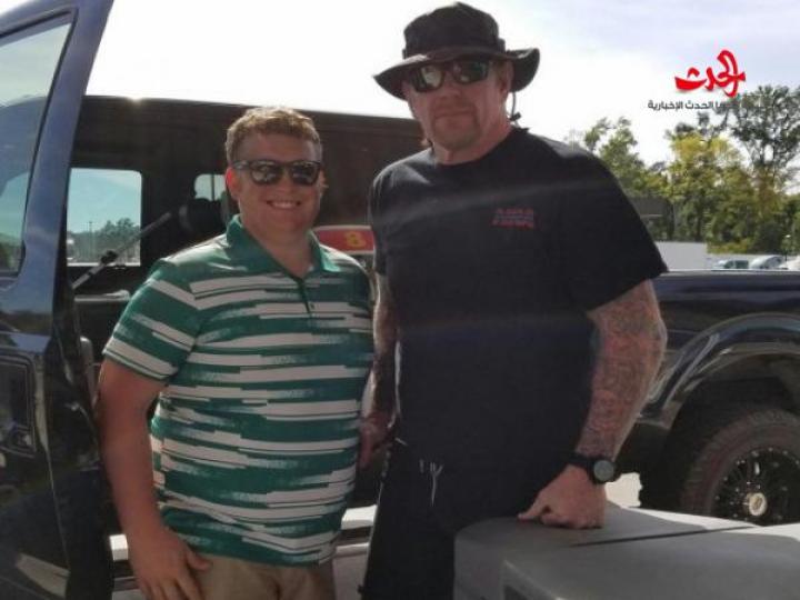 المصارع أندرتيكر يمشي على “عكازين” صور !!