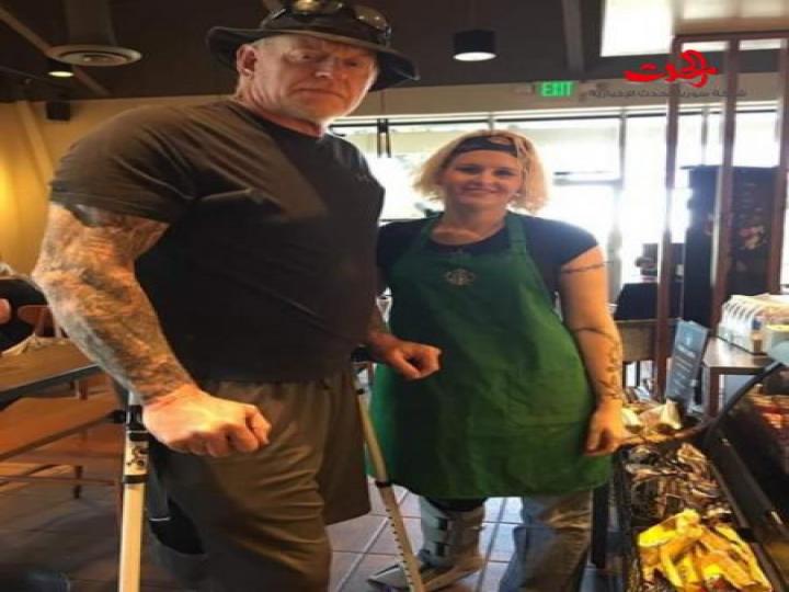 المصارع أندرتيكر يمشي على “عكازين” صور !!