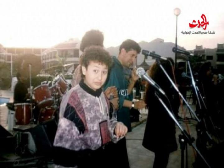 صورة لحمادة هلال في مراهقته تثير سخرية بعض المتابعين.!