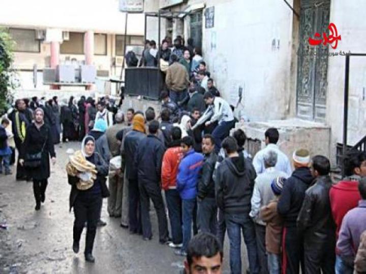 مسؤول الازدحام على الأفران بسبب جودة الرغيف...مواطن يسأل لماذا الازحام على محطات الوقود؟!