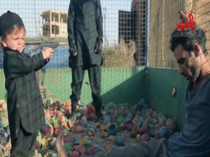بالصور...طفل بعمر ثلاث سنوات يعدم رجل ” سوري ” رمياً بالرصاص 