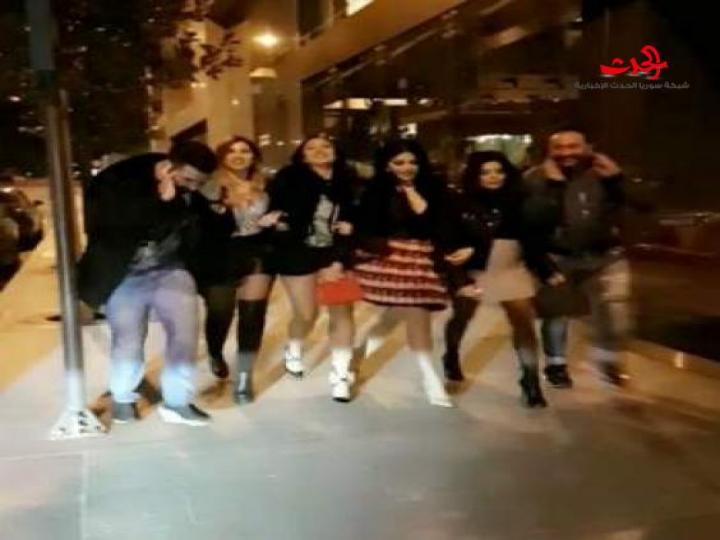 بالصور.. هيفا في الشارع مع أصدقائها .. هيدا نحنا!