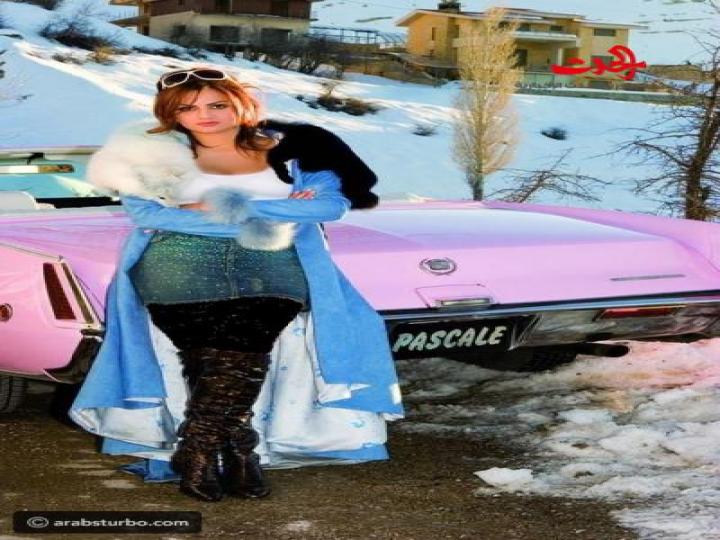 باسكال مشعلاني تتألق بسيارة كلاسيكية وردية اللون..صورة