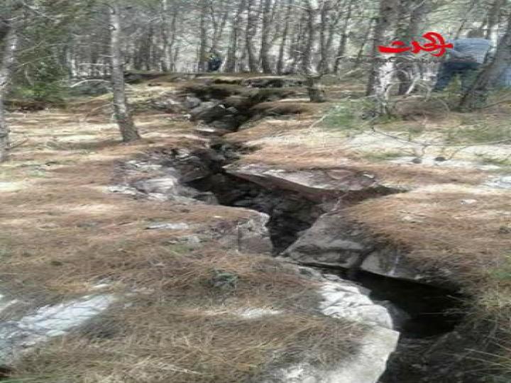 شق عملاق في جبل بالساحل السوري يثير الريبة! (صورة)