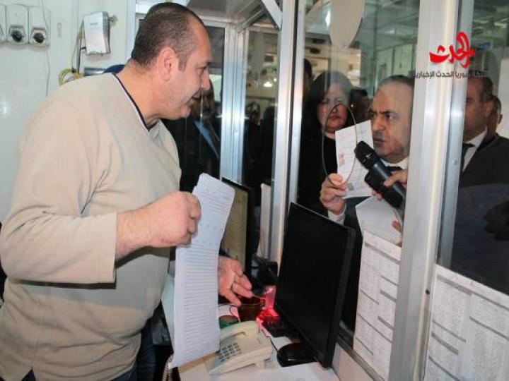 رئيس الحكومة يفاجئ مديرية المصالح العقارية بدمشق 