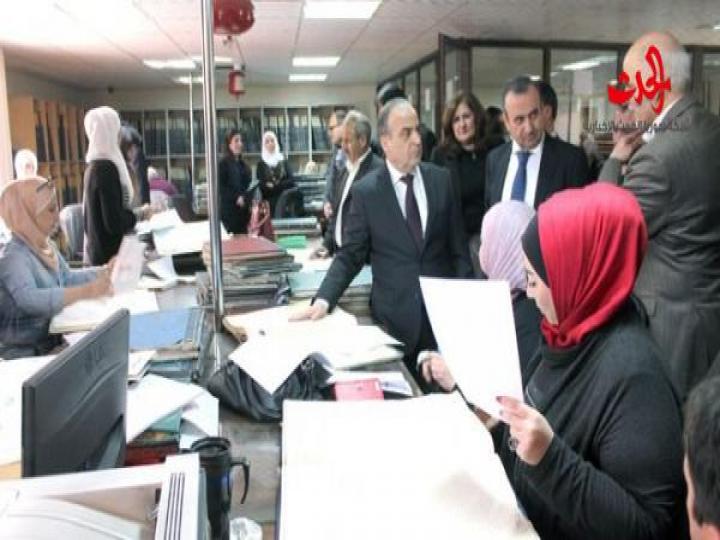 رئيس الحكومة يفاجئ مديرية المصالح العقارية بدمشق 