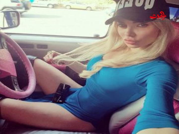 ميريام كلينك بدون سروال وتضع نظاراتها على..