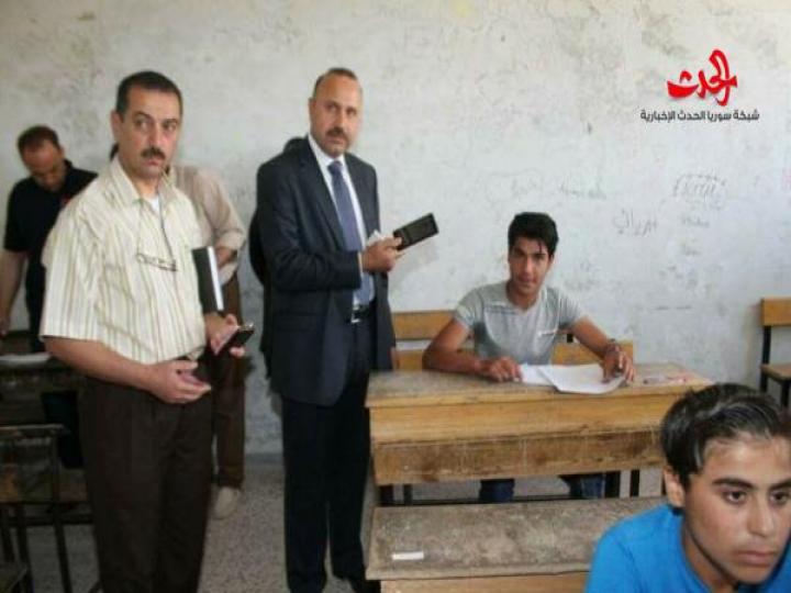 محافظ حماة يضبط موبايلات يستخدمها الطلاب للغش اثناء الامتحان