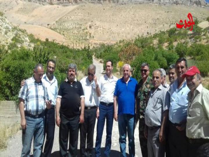 أمين فرع ريف دمشق حسين البني مع وفد حكومي في قرية أفرة