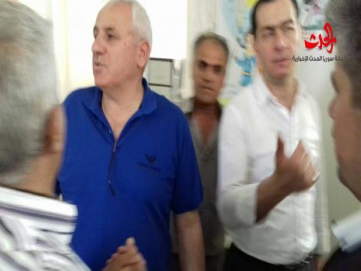 أمين فرع ريف دمشق حسين البني مع وفد حكومي في قرية أفرة