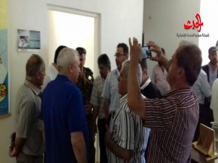 أمين فرع ريف دمشق حسين البني مع وفد حكومي في قرية أفرة