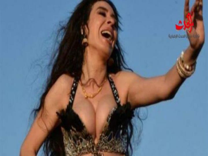 بالصور: دينا في أجرأ بدلة رقص خلال مسيرتها الفنية.. هل تخطّت الخطوط الحمراء؟