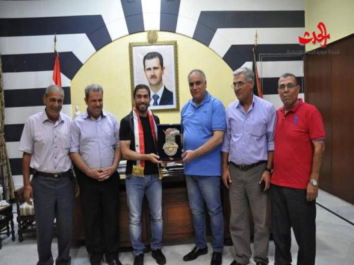 بعد عودته إلى حضن الوطن محافظ حمص يكرم فراس الخطيب !