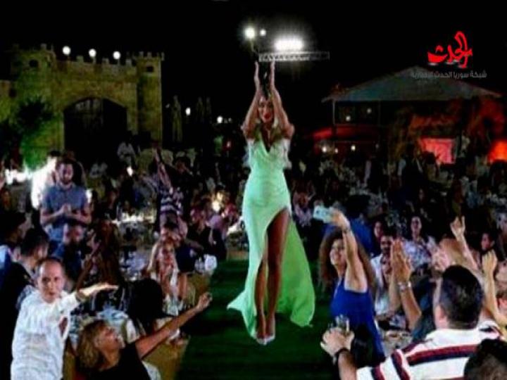 فتاة تلمس ساق مايا دياب على المسرح .. هل تتحرش بها؟