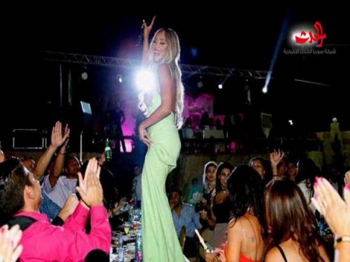 فتاة تلمس ساق مايا دياب على المسرح .. هل تتحرش بها؟