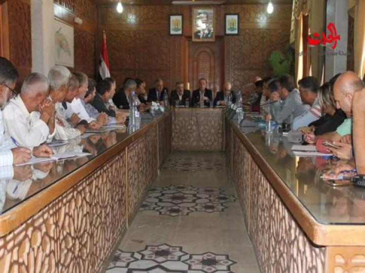 وفد حكومي من الكهرباء والصحة والموارد المائية يزور دير الزور 