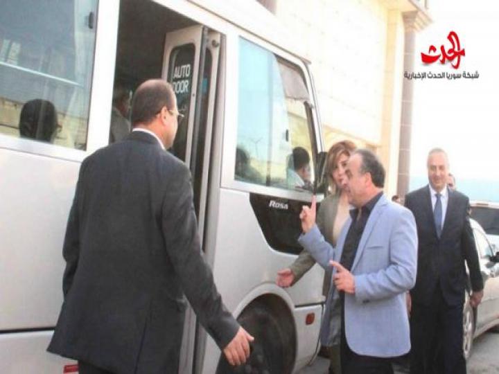 بالصور...الحكومة بـ &quot;الميكرو باص&quot; وخميس يحجز مقعدين !