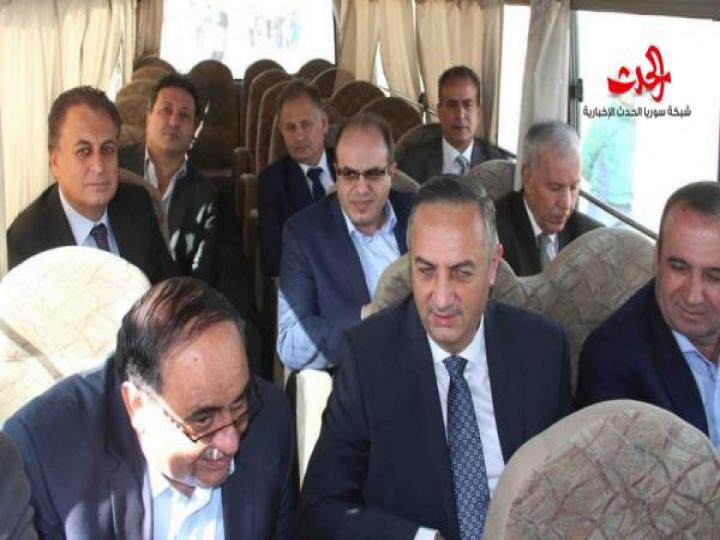 بالصور...الحكومة بـ &quot;الميكرو باص&quot; وخميس يحجز مقعدين !