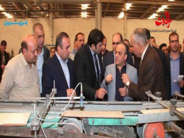 بالصور...الحكومة بـ &quot;الميكرو باص&quot; وخميس يحجز مقعدين !