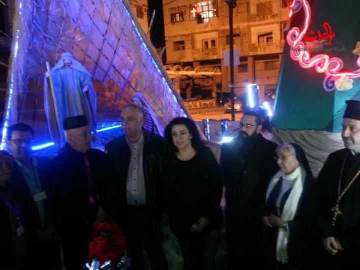            إضاءة شجرة الميلاد في ساحة الملجأ في حي الحميدية في حمص 