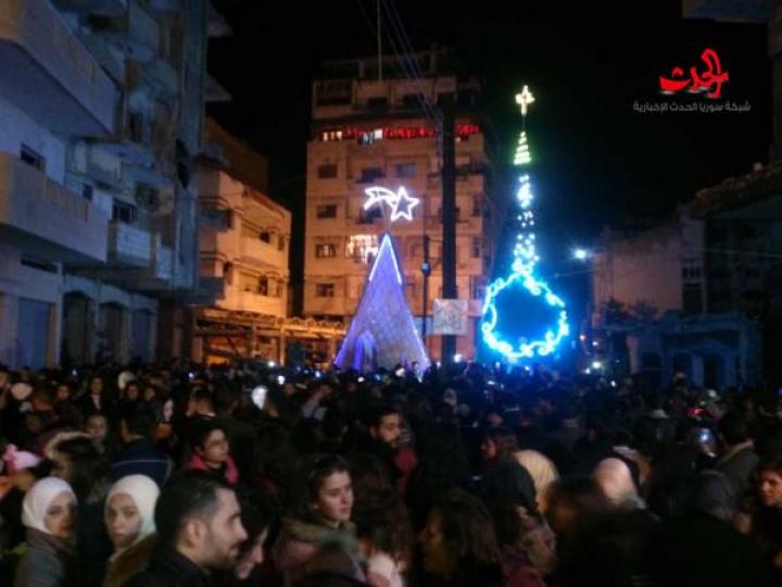            إضاءة شجرة الميلاد في ساحة الملجأ في حي الحميدية في حمص 