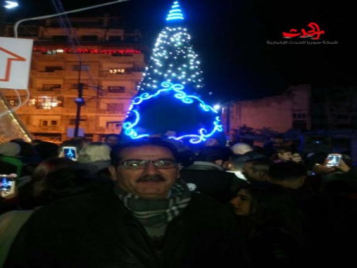            إضاءة شجرة الميلاد في ساحة الملجأ في حي الحميدية في حمص 