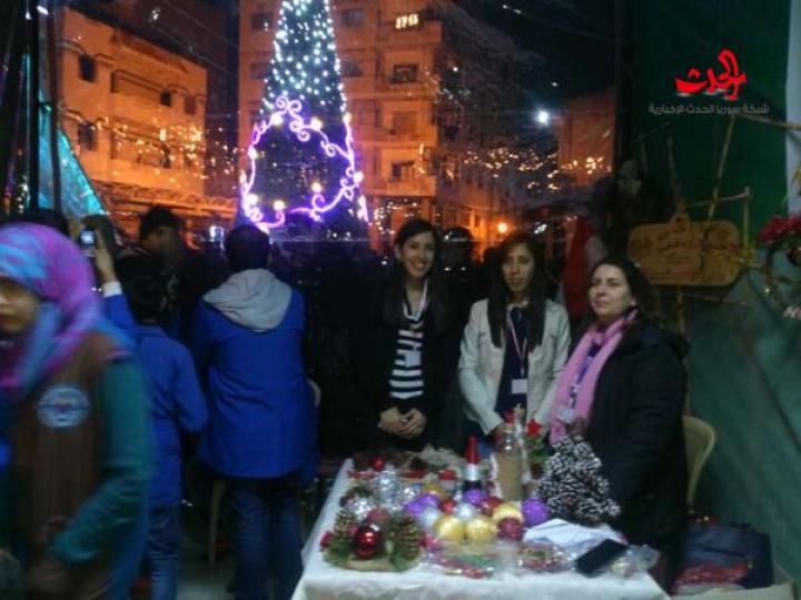            إضاءة شجرة الميلاد في ساحة الملجأ في حي الحميدية في حمص 