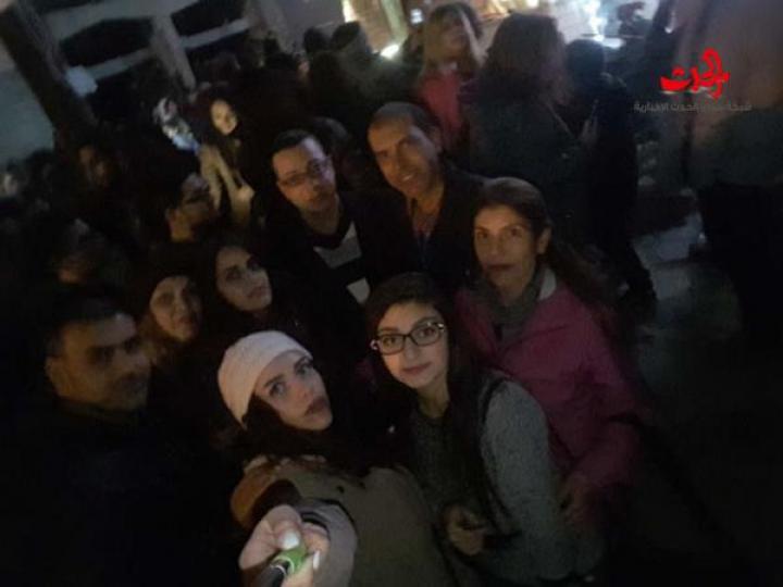            إضاءة شجرة الميلاد في ساحة الملجأ في حي الحميدية في حمص 
