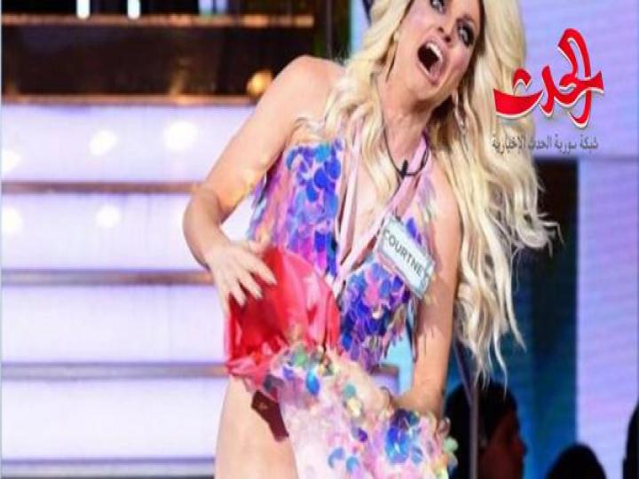 تمزقت تنورتها بالكامل..  مغنّية تتعرّض لحادث محرج على الهواء... !