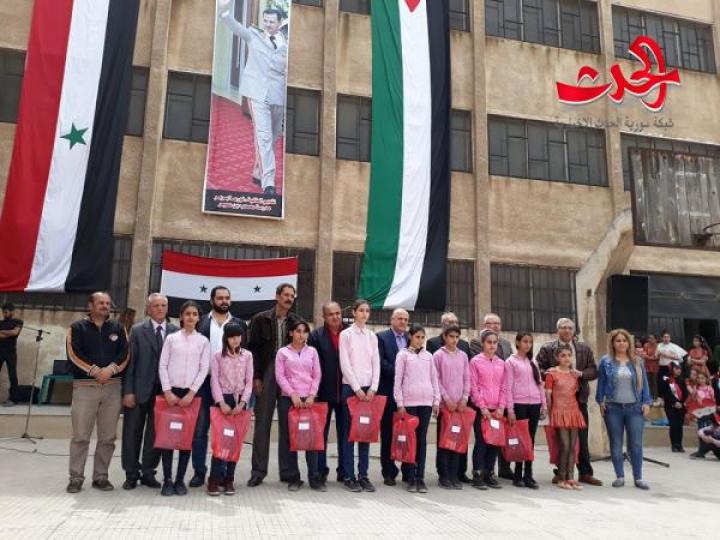 مدرسة مصعب بن عميرفي حمص تكرم أبناء الشهداء وتحتفل بأعياد نيسان 