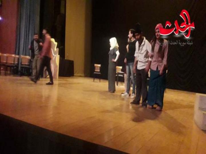 فرقة أبو خليل القباني تقدم عرضها خط أحمر في المركز الثقافي في حمص