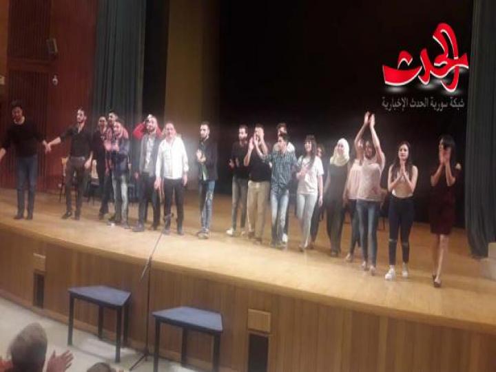 فرقة أبو خليل القباني تقدم عرضها خط أحمر في المركز الثقافي في حمص