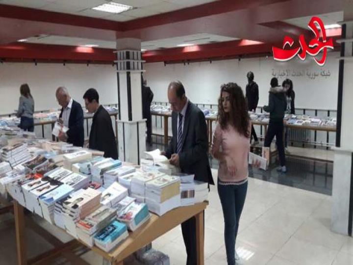 معرض الكتاب مستمر في المركز الثقافي في حمص 