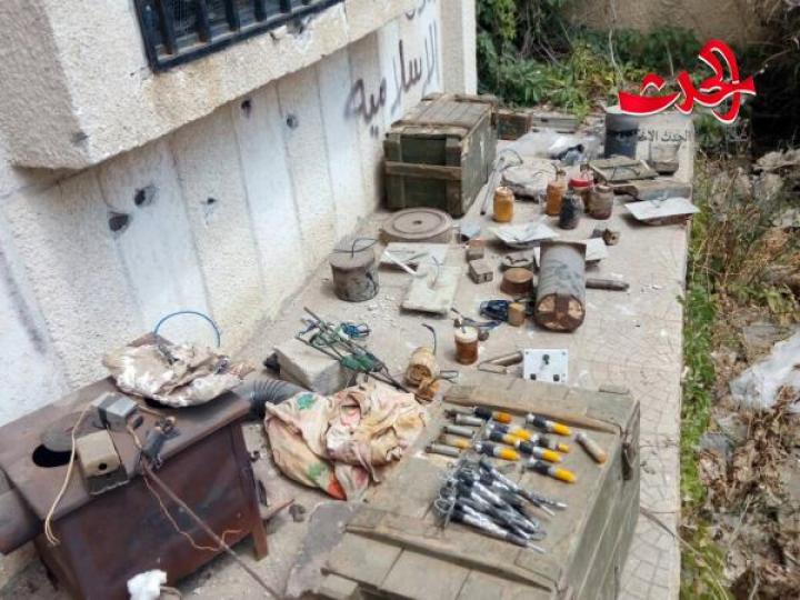 العثور على اسلحة والغام بداخل مقر للخوذ البيضاء بسحم الجولان 