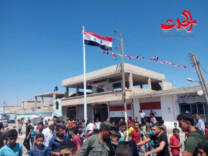 رفع علم الوطن في بلدة الحارة بعد تحريرها من الارهاب